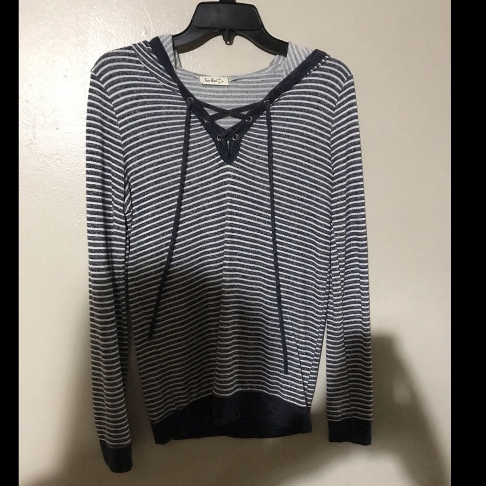 Cute light long sleeve top. Very comfy